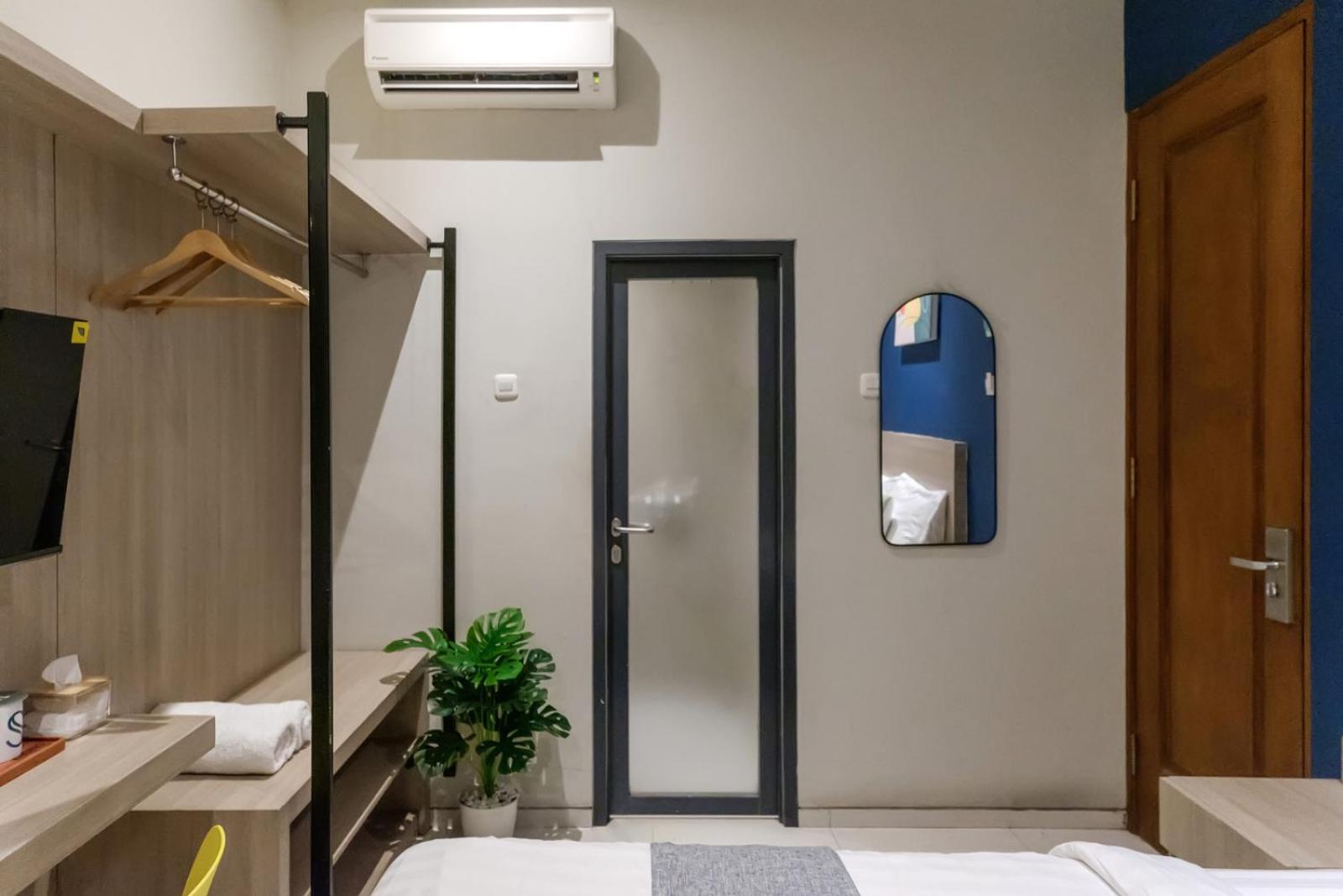 Mono Coliving Kencana, Surabaya Hotell Exteriör bild