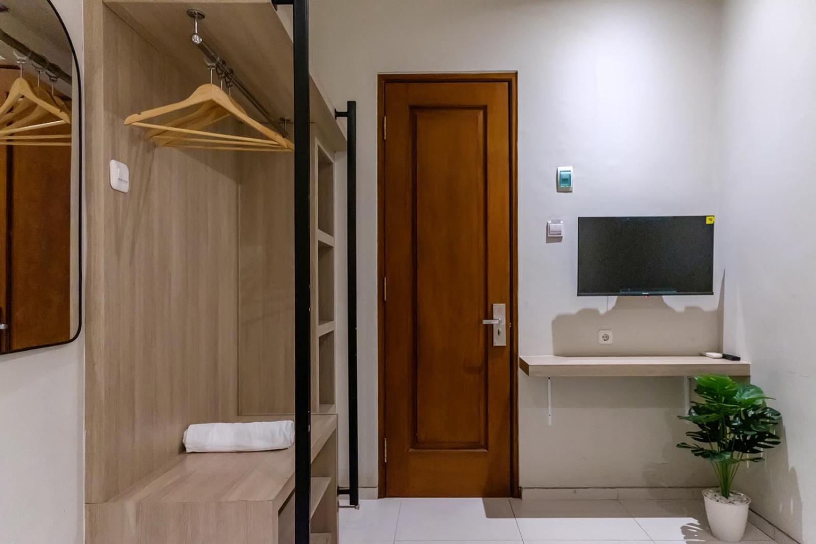 Mono Coliving Kencana, Surabaya Hotell Exteriör bild